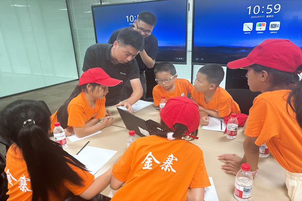 图为学员们在合肥联宝电子科技公司研学实践