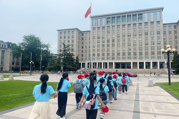 图为学员们排着队走进清华大学