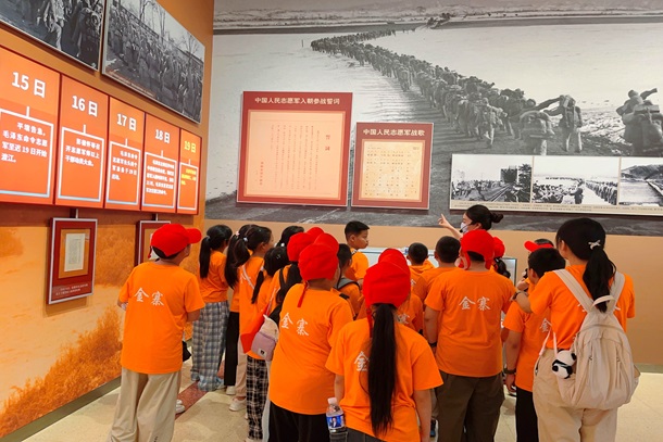 图为学员们在中国人民革命军事博物馆认真听讲