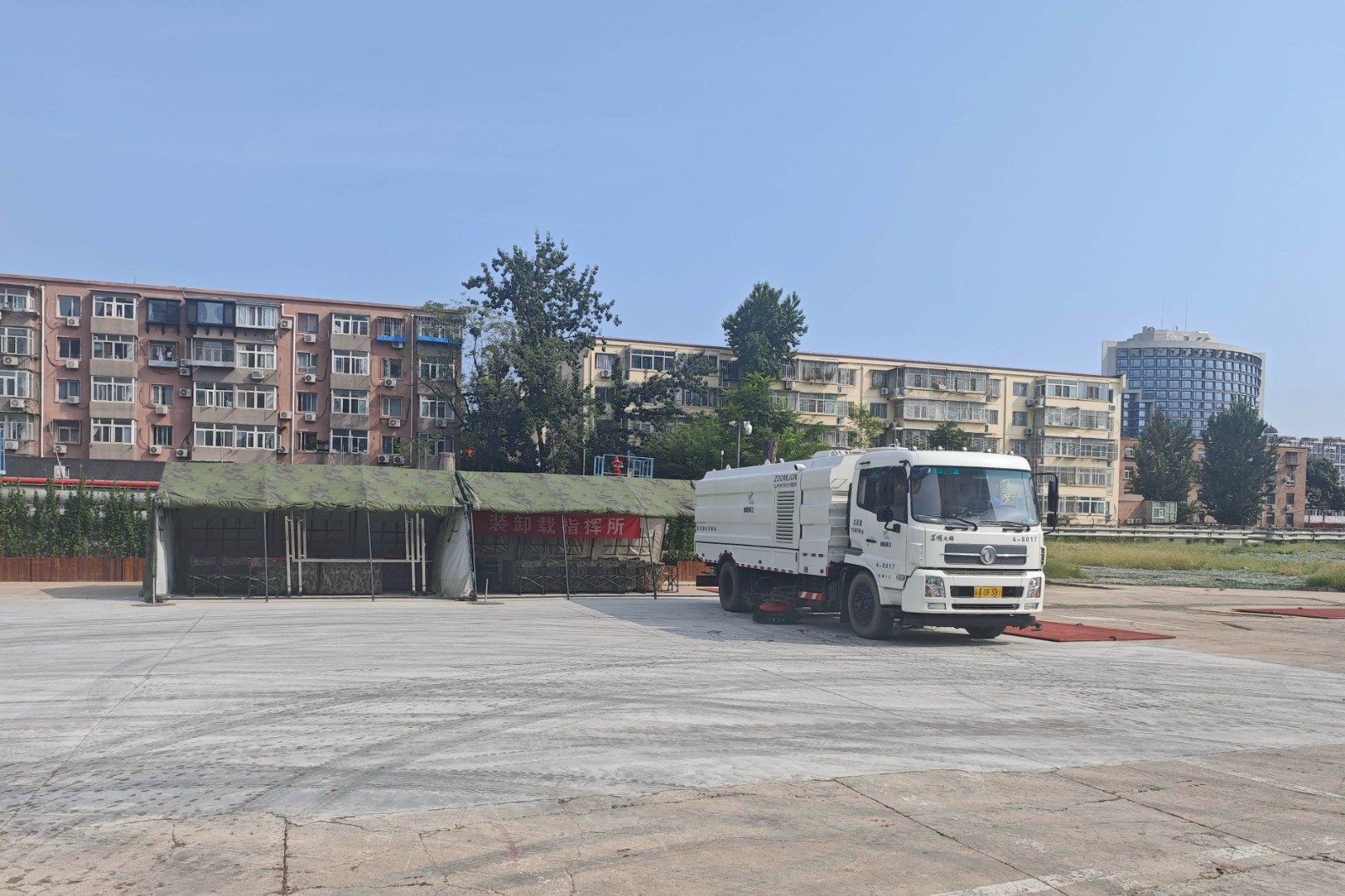 图为该公司后勤人员正用清理设备对阅兵保障场地进行全面清理整治