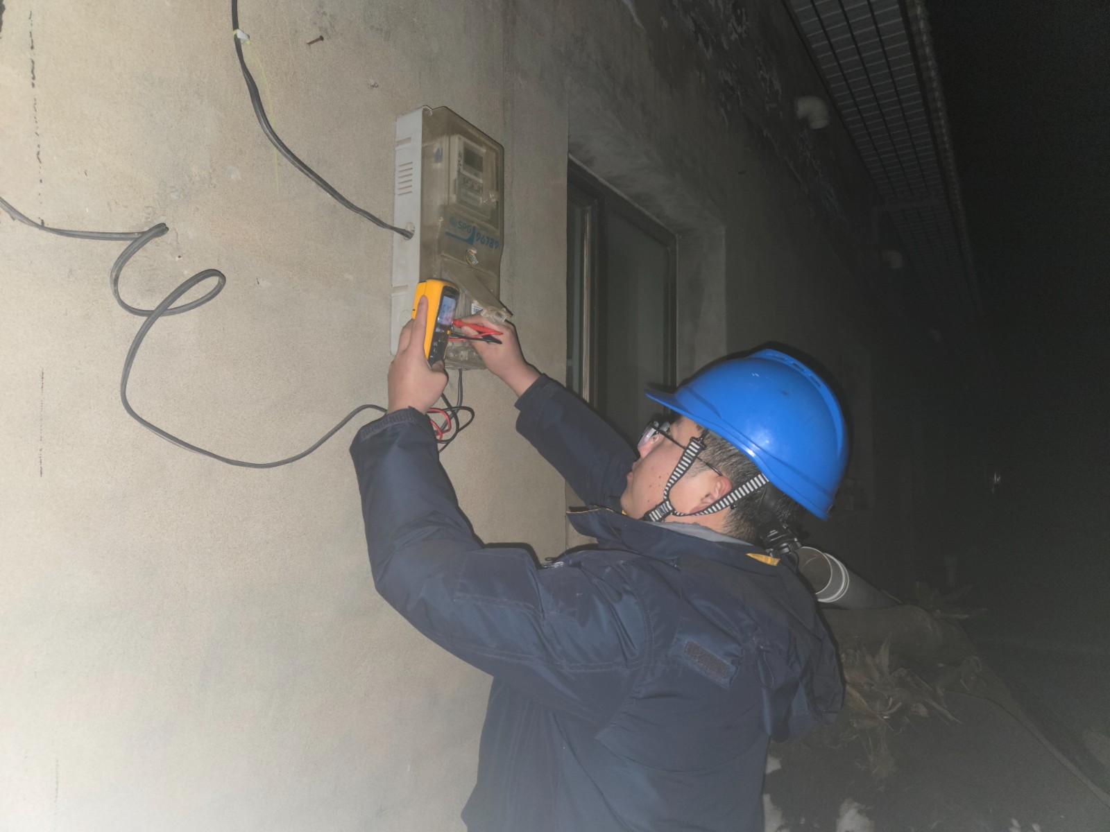 图为检修人员排查线路故障